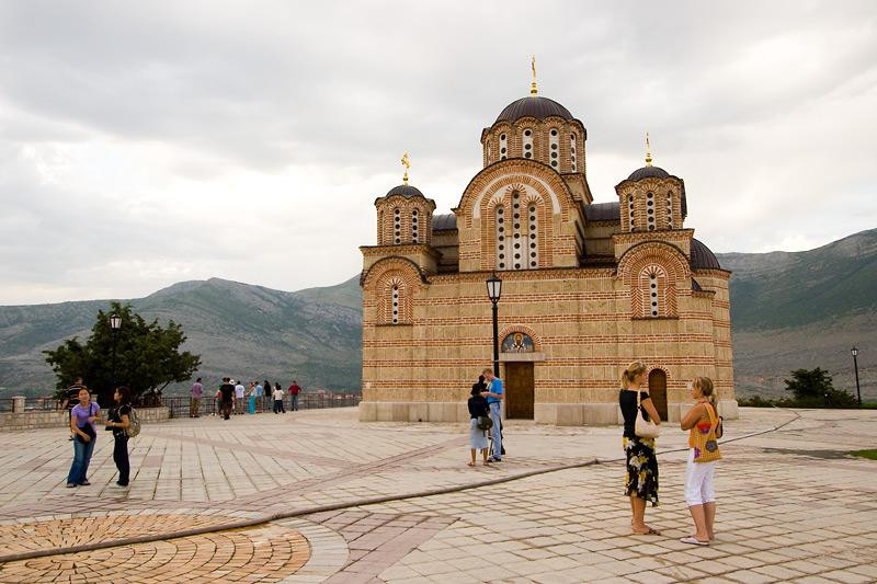 Jurnalisti atacati in Bosnia, in timp ce filmau o biserica