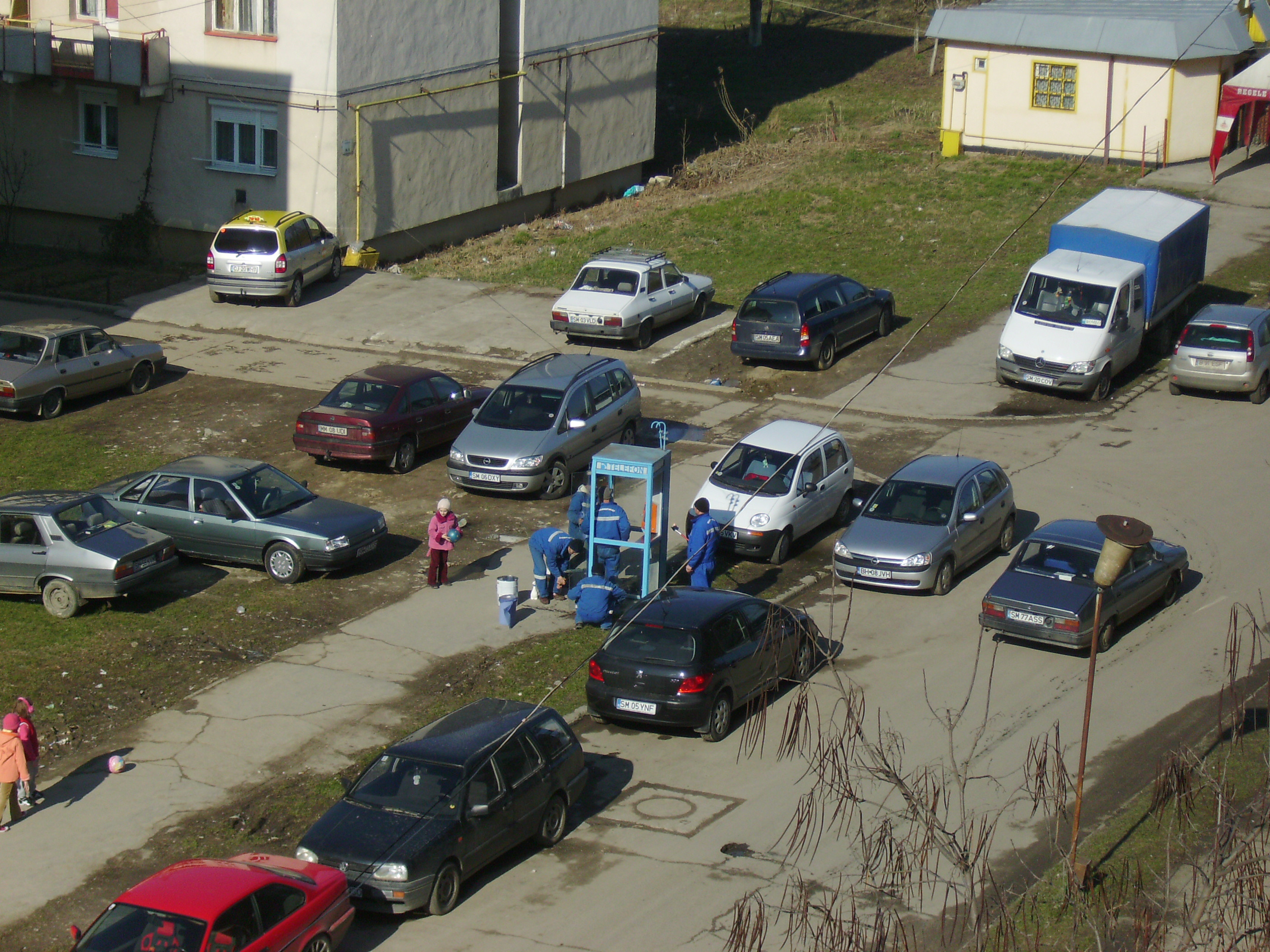 De cati muncitori este nevoie pentru a spala o cabina telefonica?