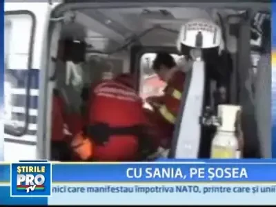 Inconstienta aproape fatala: s-a dat cu sania in mijlocul drumului