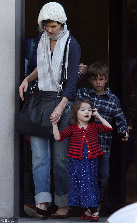 Katie Holmes, la plimbare cu Suri si baietii Beckham!