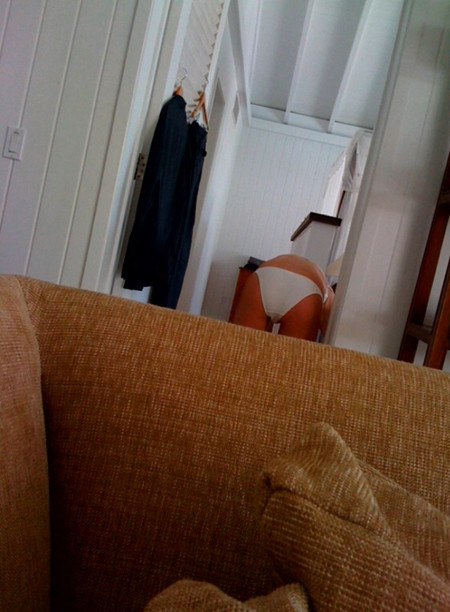 Ashton e generos: a pus o poza cu chilotii lui Demi Moore pe Twitter