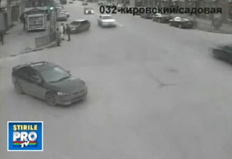 IMAGINI SOCANTE! Pietoni spulberati de o masina scapata de sub control!