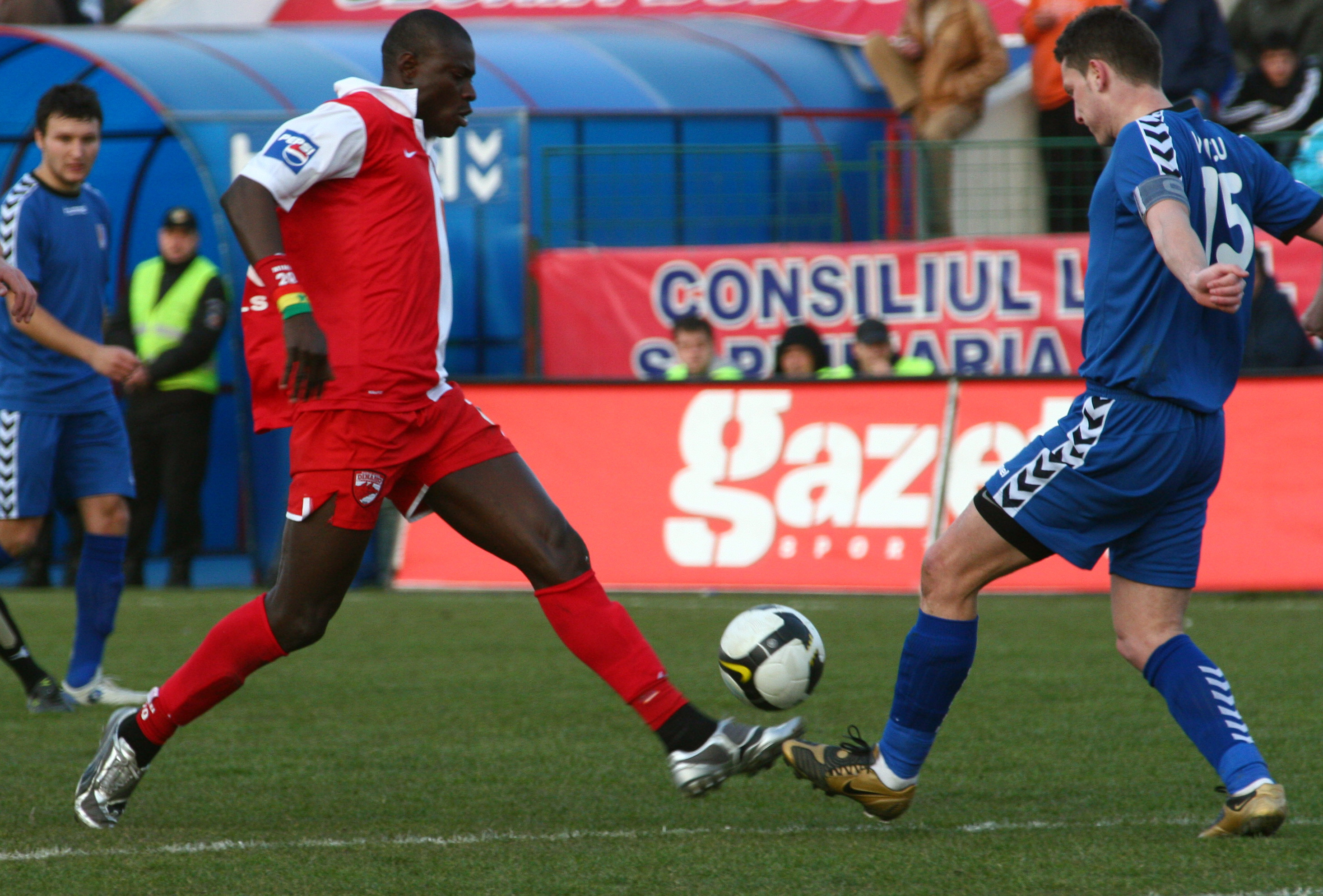 Huliganii care au aruncat cu pietre la meciul Gloria-Dinamo, identificati