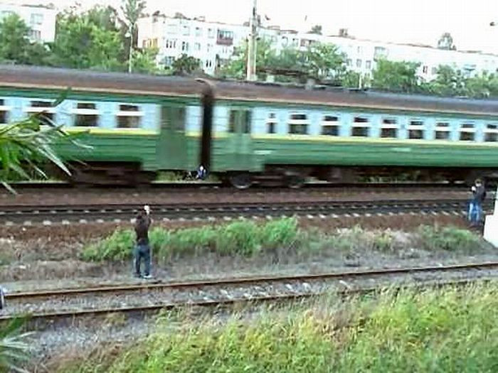 Autobuz taiat in doua de tren. Ca prin minune, soferul a scapat cu viata