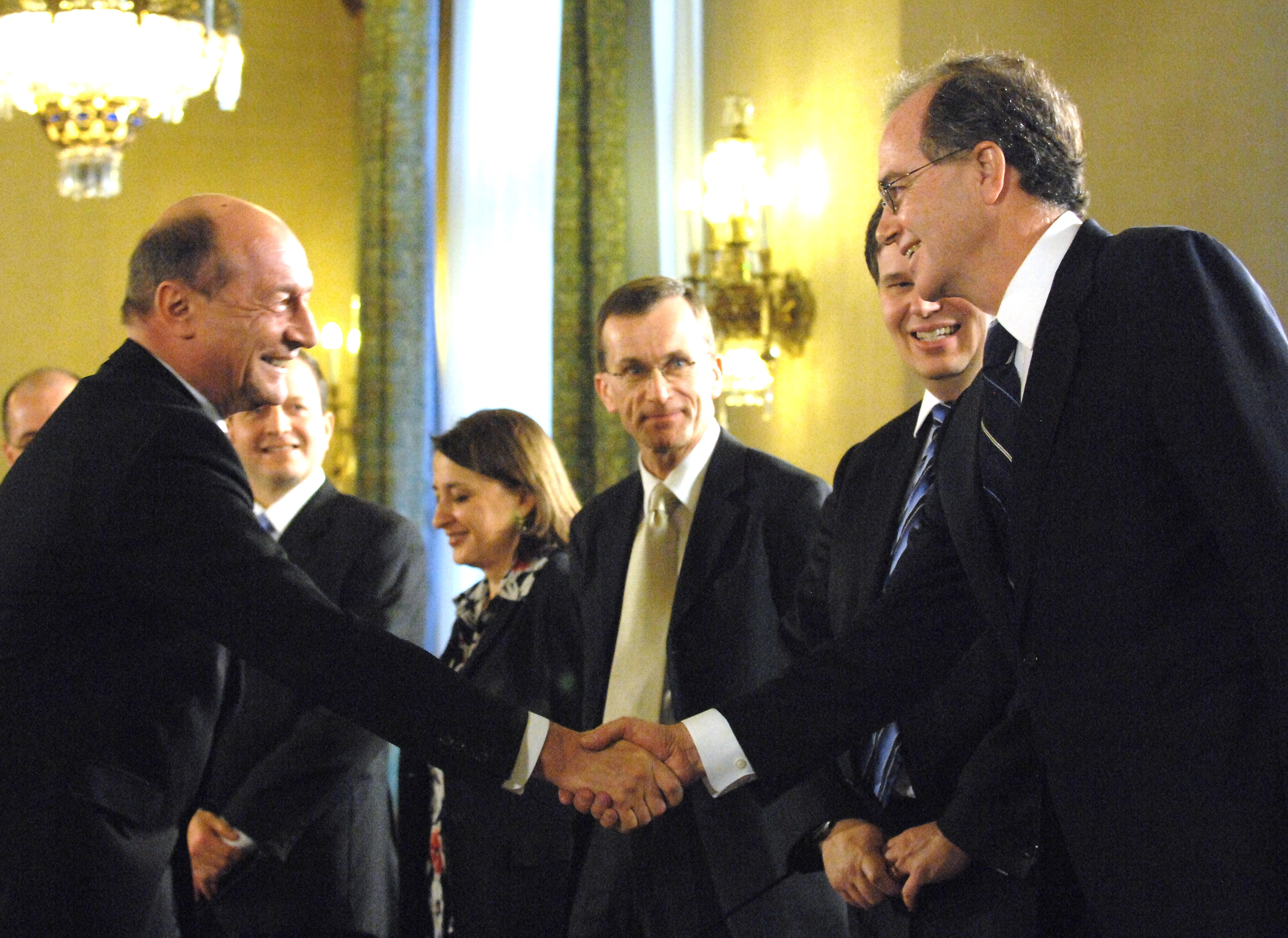 Vizita FMI nu clinteste cursul