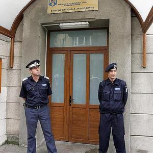 Spaga cu sacul: 1,8 mil € luati de un consilier ANAF si un avocat