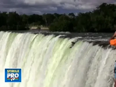 SPECTACULOS! Salt de peste 40 de metri in cascada