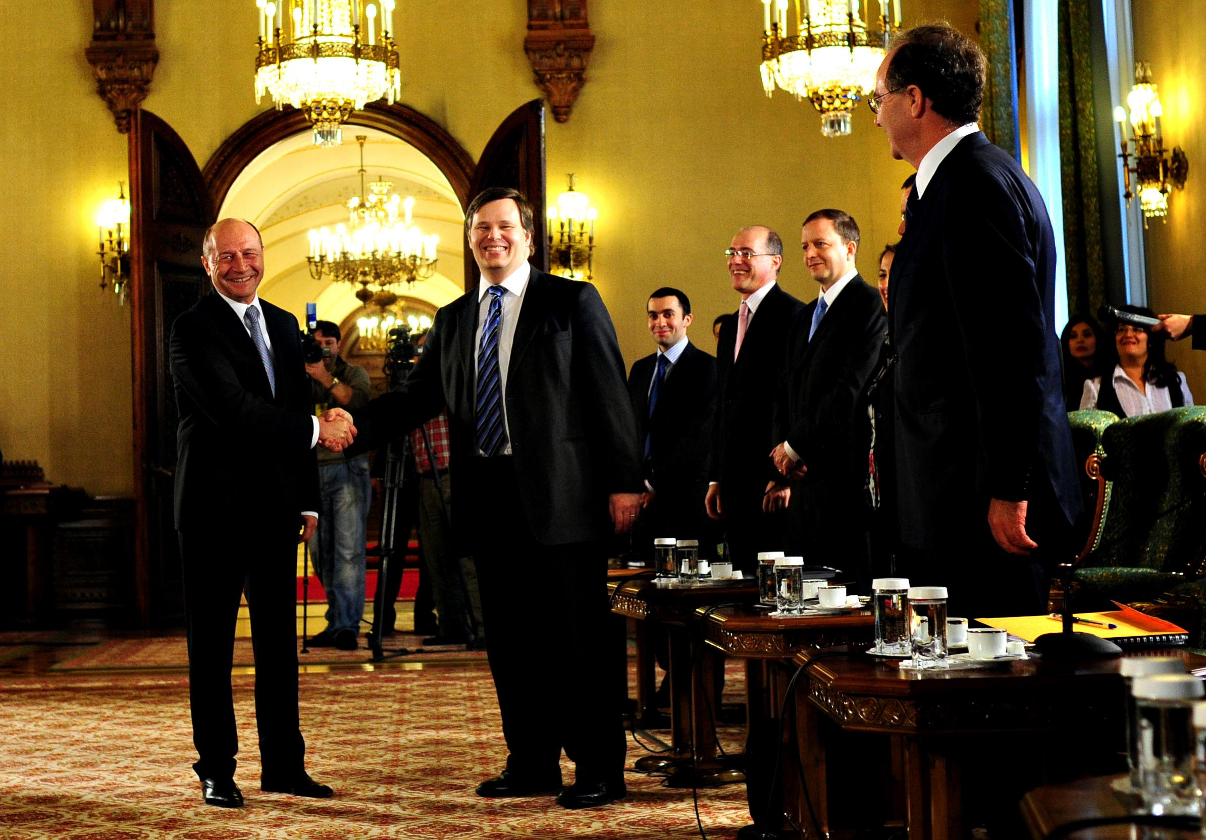 Fara FMI, cursul ar fi fost de 6 lei/euro, adica ar fi urcat cu 67%