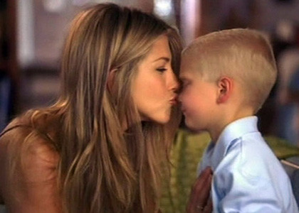 Jennifer Aniston, o mama singura!