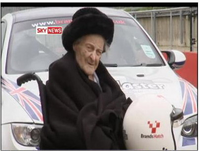 Aterizeaza strabunica: la 106 ani, Dulcibella e pilot de curse!!!