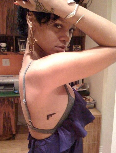 Rihanna s-a inarmat!