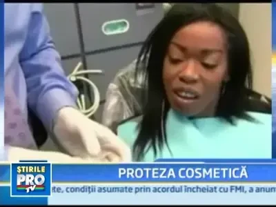 Nu ai bani sa-ti pui dinti de portelan? Pune-ti o proteza!