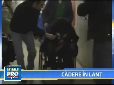 Sase jandarmi cu greutate: s-a rupt platforma cu ei! Unul este grav ranit