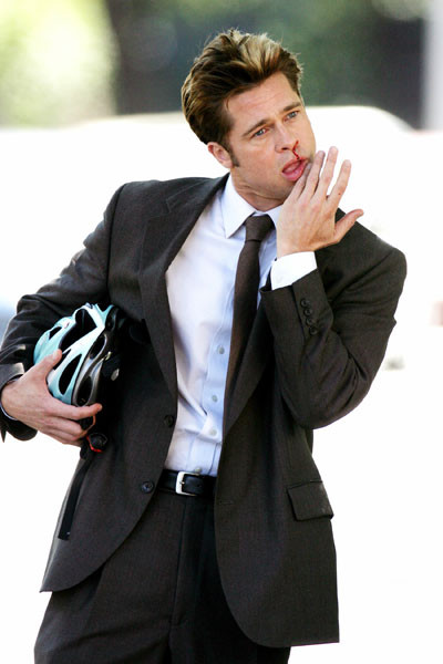 VEZI VIDEO: Brad Pitt cade cu motocicleta!