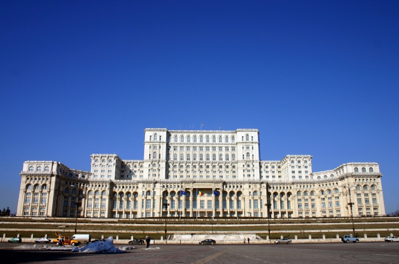 Cablurile telefonice de sub Parlament, taiate de oamenii fara adapost