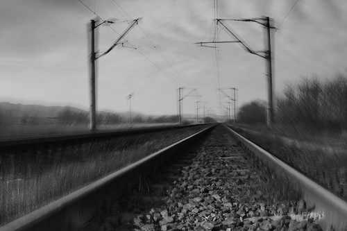 A scapat ca prin minune dupa ce a ramas blocata cu masina pe o cale ferata!