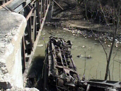 Trei vagoane ale unui tren marfar au cazut in Jiu!