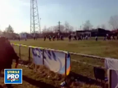 Pe terenul de fotbal, ca-n vestul salbatic! Vezi aici arbitrul pistolar!