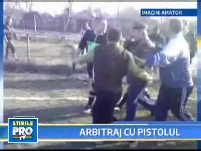 Pe terenul de fotbal, ca-n vestul salbatic! Vezi aici arbitrul pistolar!