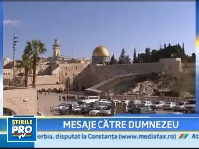 Curatenie de Paste la Zidul Plangerii! Biletele catre Dumnezeu sunt stranse