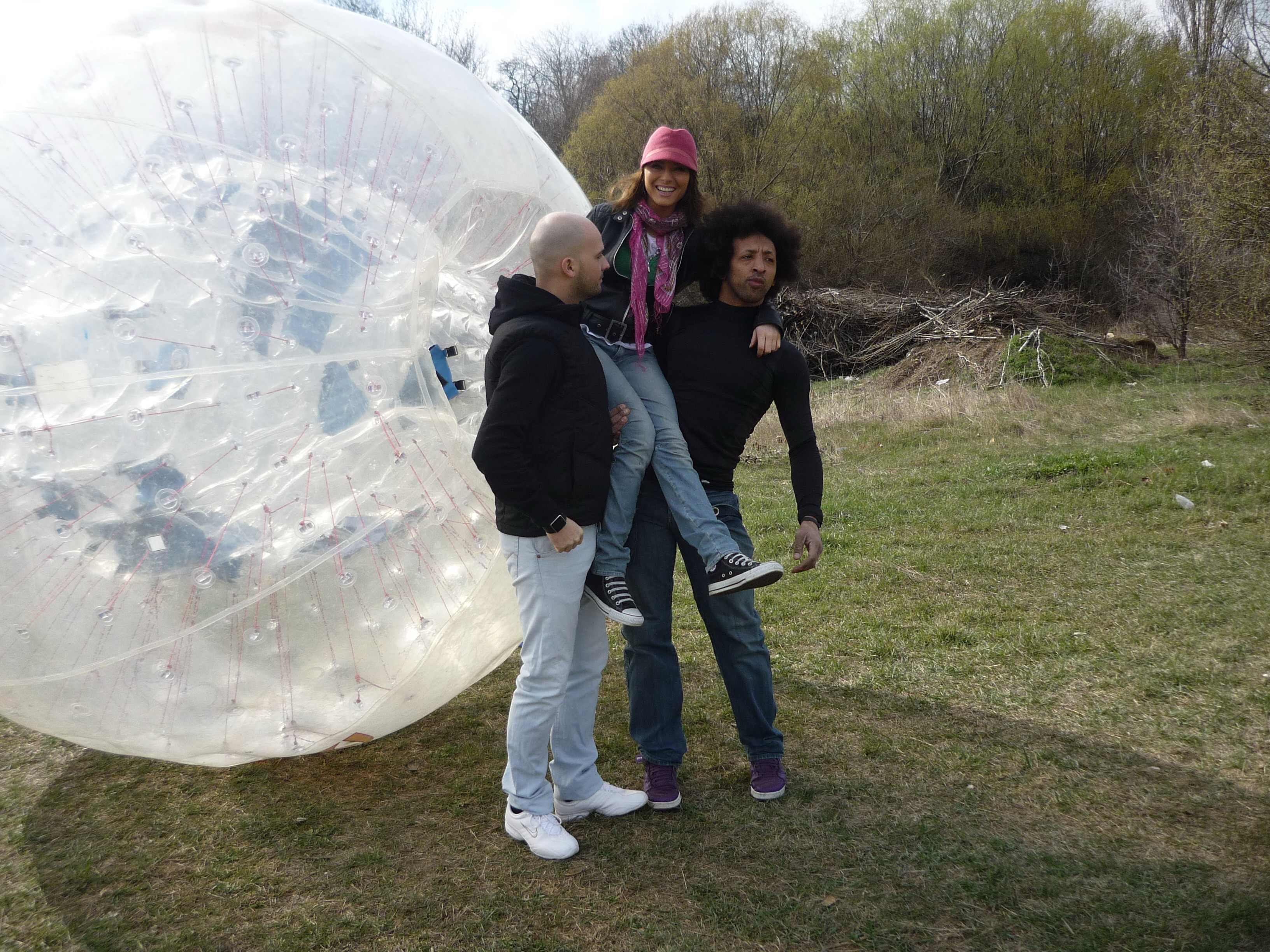 Laura Cosoi, la zorbing cu Kamara si Andrei!