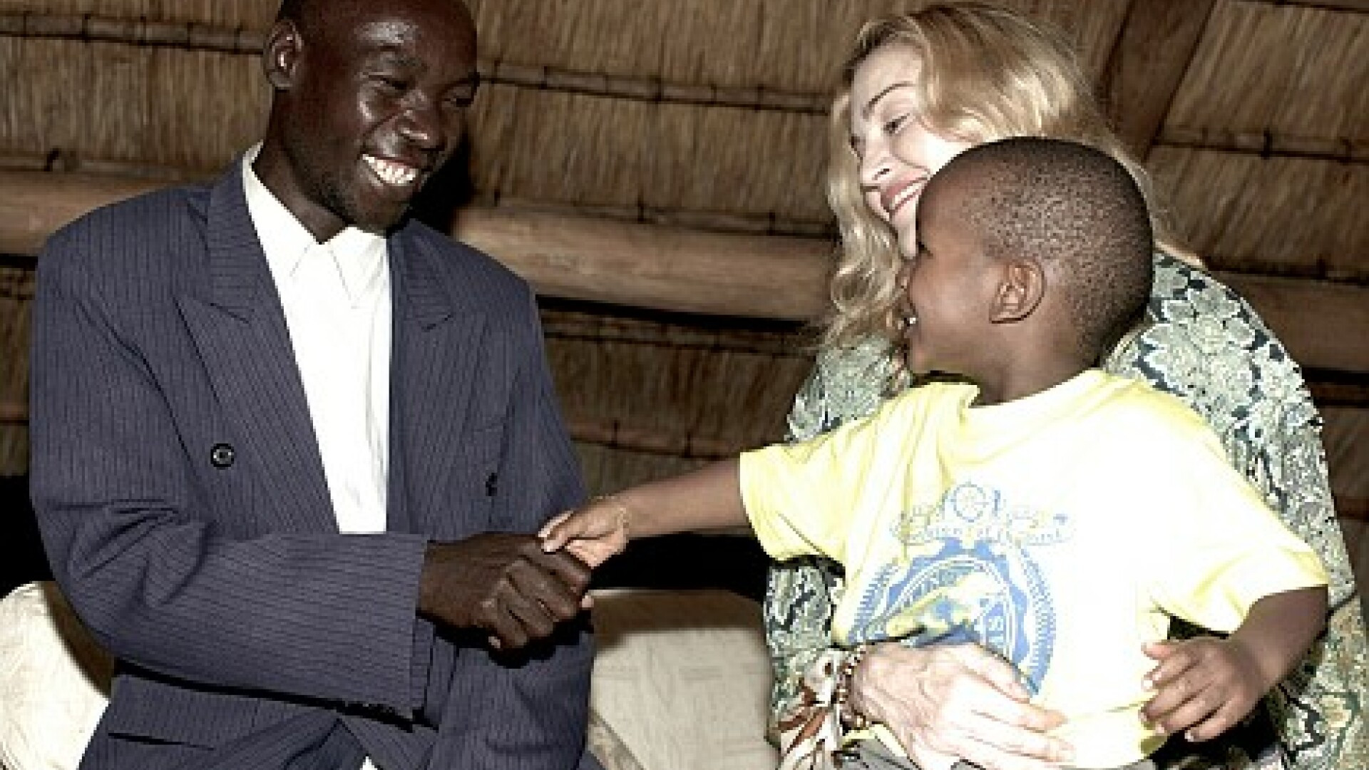 Baietelul adoptat de Madonna din Malawi nu si-a recunoscut tatal natural!