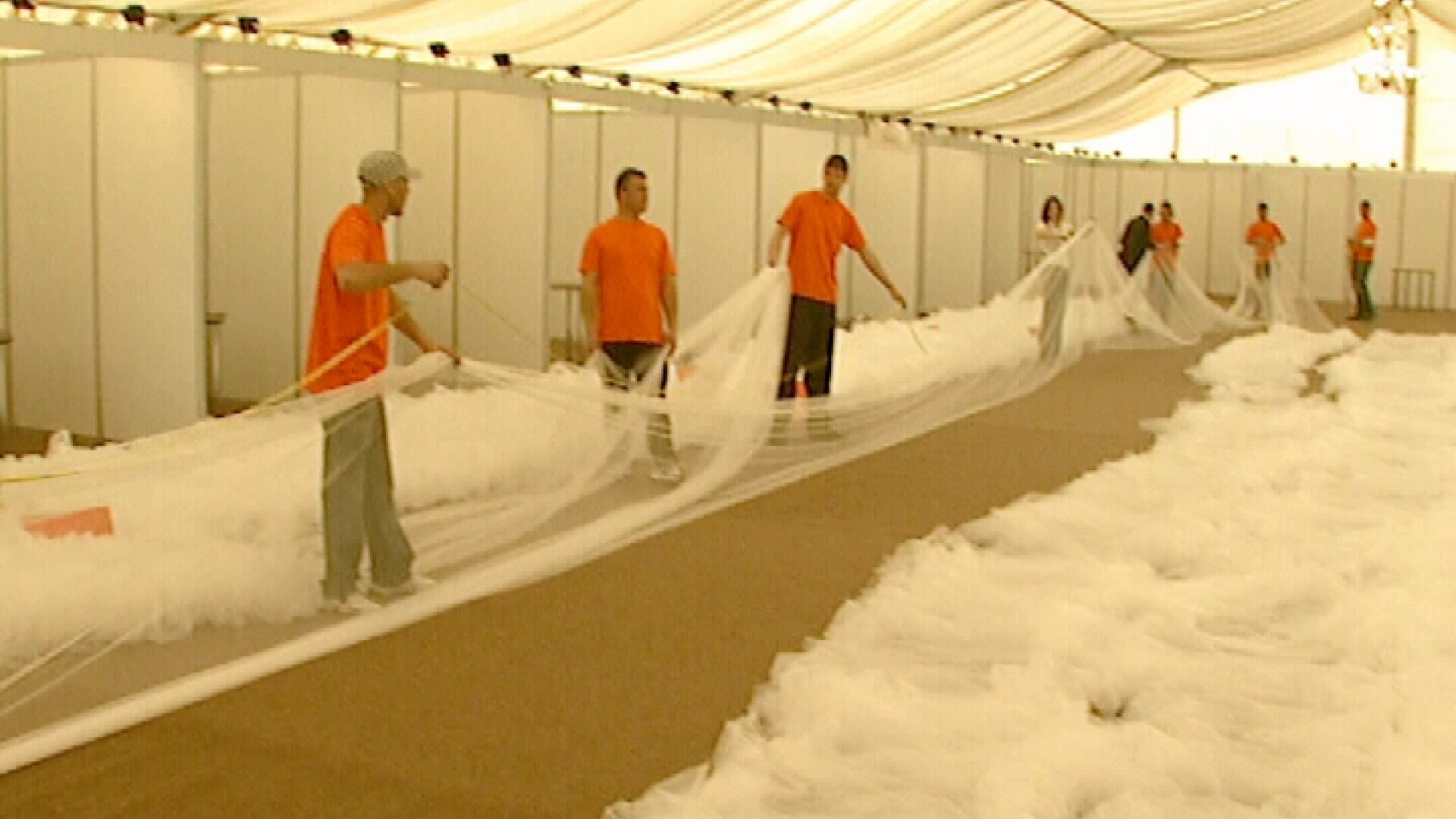 E lunga, pretioasa si are peste 1,5 kilometri! Rochia de mireasa record
