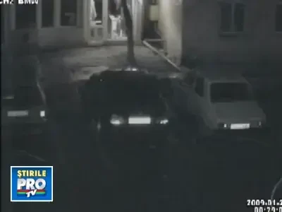 Vezi cum te lasa un hot fara stergatoare la masina! (a patra oara!)