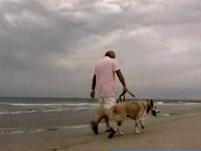 Plimbarile lui Casiddy, catelusa cu piciorul din cauciuc!