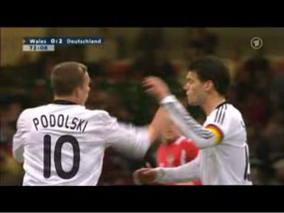 Palme pe terenul de fotbal. Podolski l-a plesnit pe Ballack