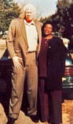 I-au taiat picioarele pentru ca nu incapea in sicriu!