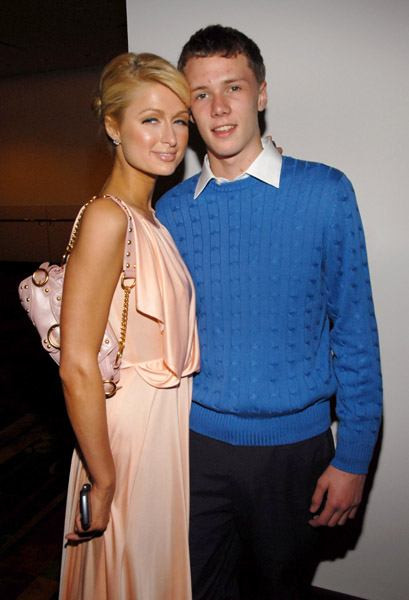 Fratele lui Paris Hilton vrea si el in lumea buna