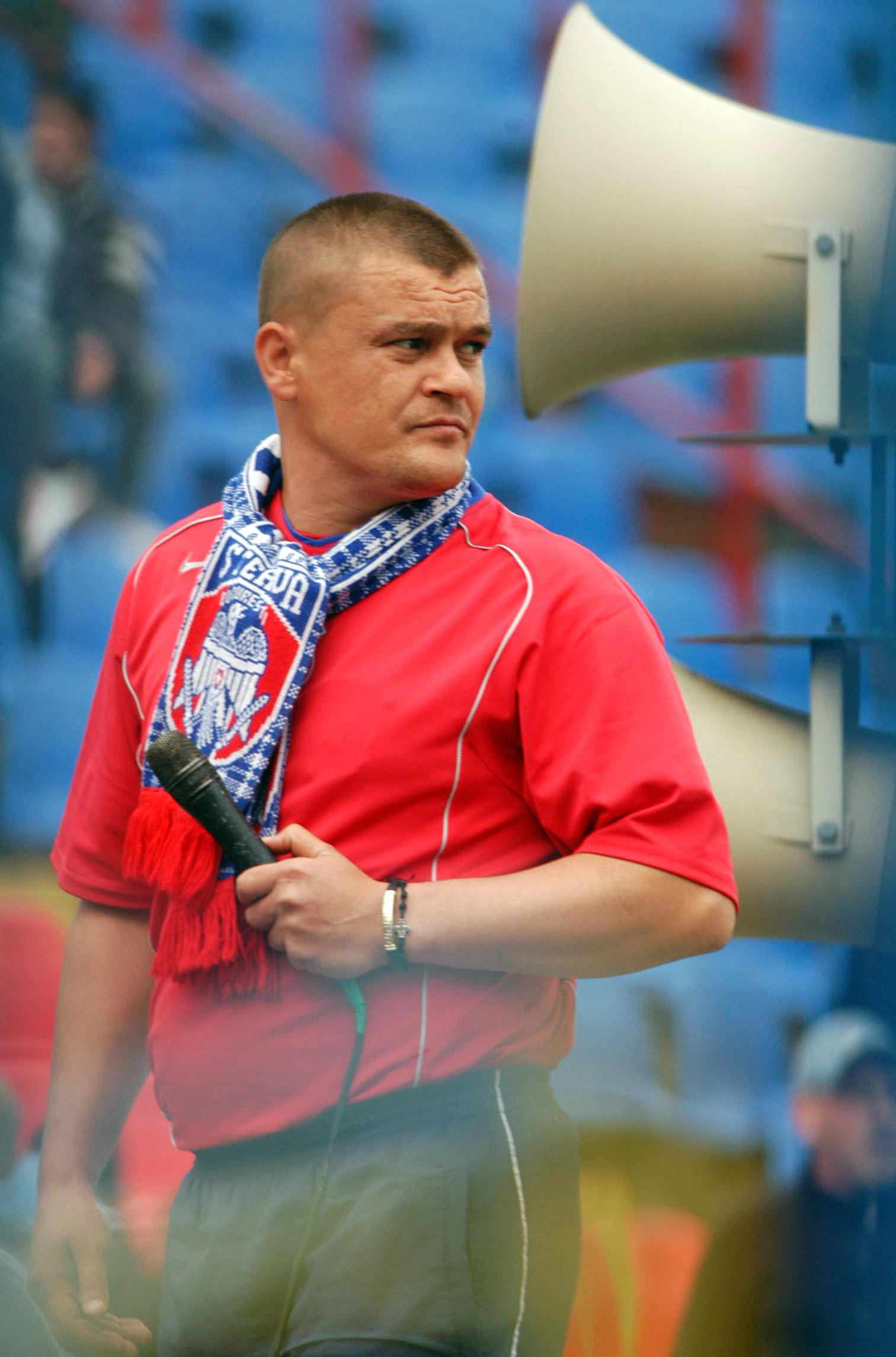 Gheorghe Mustata, liderul galeriei steliste, "echipat" in zeghe. A fost condamnat la puscarie