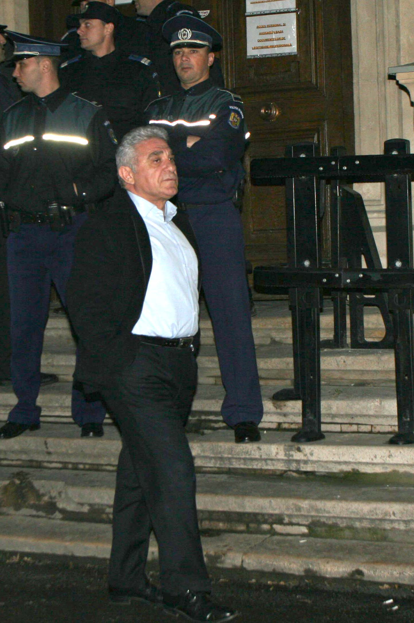 Vezi cum Giovani Becali a amenintat cu GORILELE ziaristii!