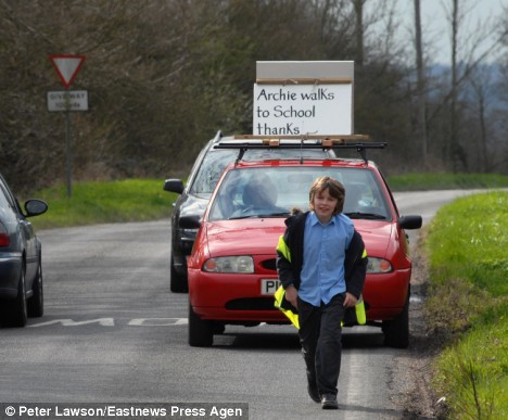 Atentie! Opriti traficul! Fiul meu merge la scoala!