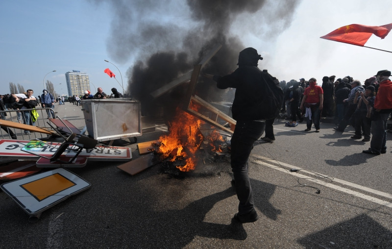 Mai multe imagini cu protestele violente de la granita fraco-germana