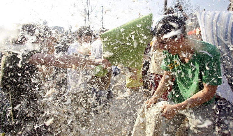 "Le-au sarit fulgii". Bataie cu perne in fata Portii Brandenburg