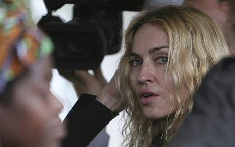 Madonna a parasit Malawi fara Mercy James!