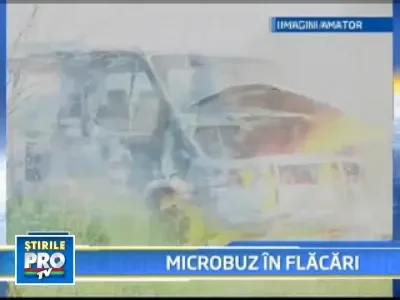 Au fost la un pas de moarte dupa ce microbuzul in care se aflau a luat foc