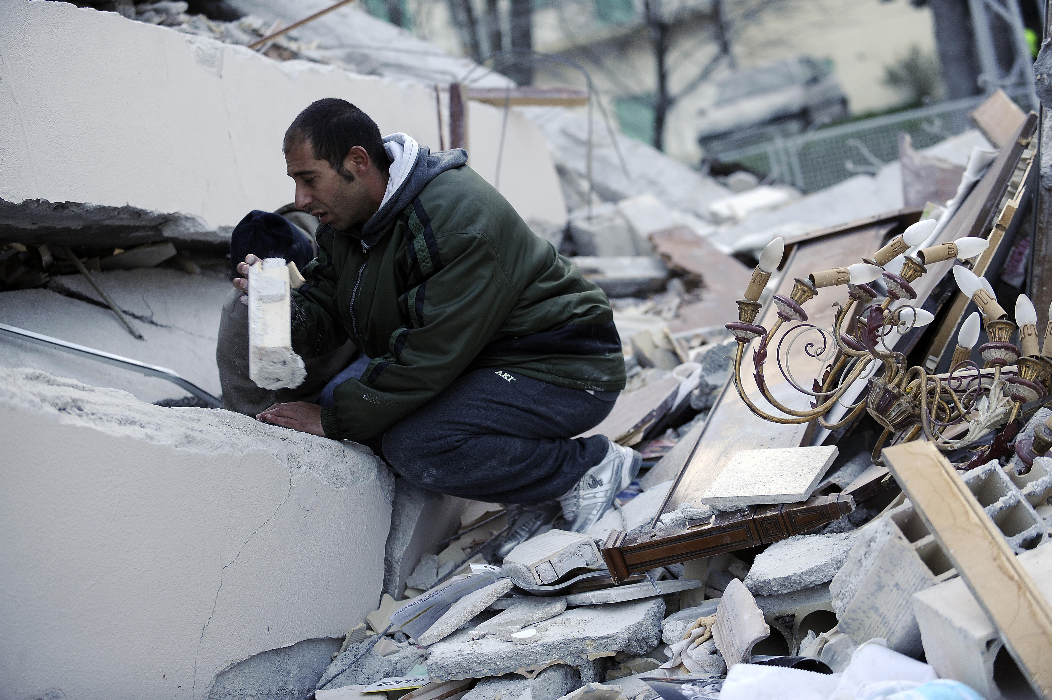 Rudele romanilor morti in cutremurul din Italia nu au bani sa-i repatrieze