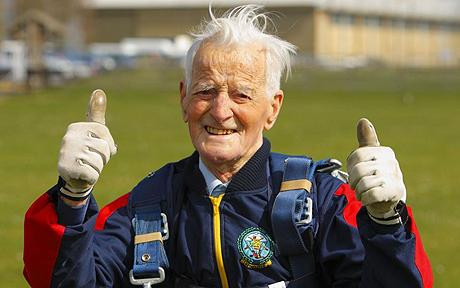 A sarit cu parasuta la 97 de ani!