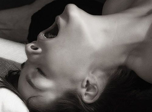 O proaspata mireasa a ajuns de urgenta la spital, din cauza unor orgasme repetate, ce tineau de peste doua ore. VIDEO