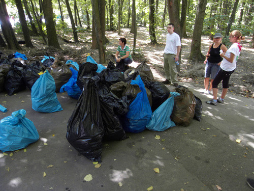 Dupa un week-end de gratare, au aparut munti de gunoaie!
