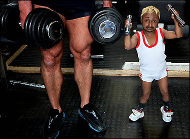 Cel mai mic instructor de fitness din lume face senzatie la aparate!