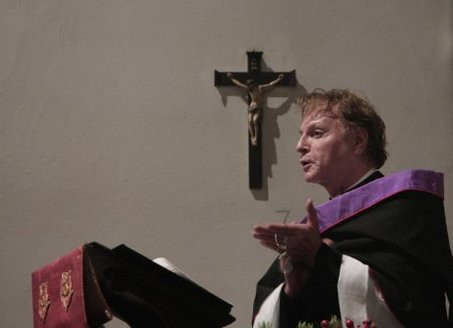 Un preot american si-a "aranjat faţa" de 85.000 de dolari. De la enoriasi!