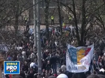 Chisinaul fierbe! Peste 10.000 de oameni au iesit in strada!