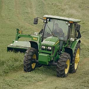 Sfarsit cumplit: a murit strivita sub rotile unui tractor