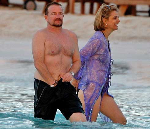 Oare ce cauta Bono in pantaloni?