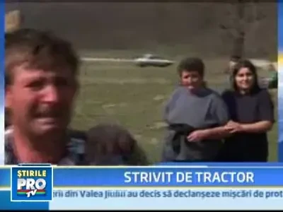 A murit strivit de tractorul pe care il conducea