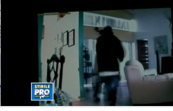 A vazut de la munca cum hotii ii sparg casa